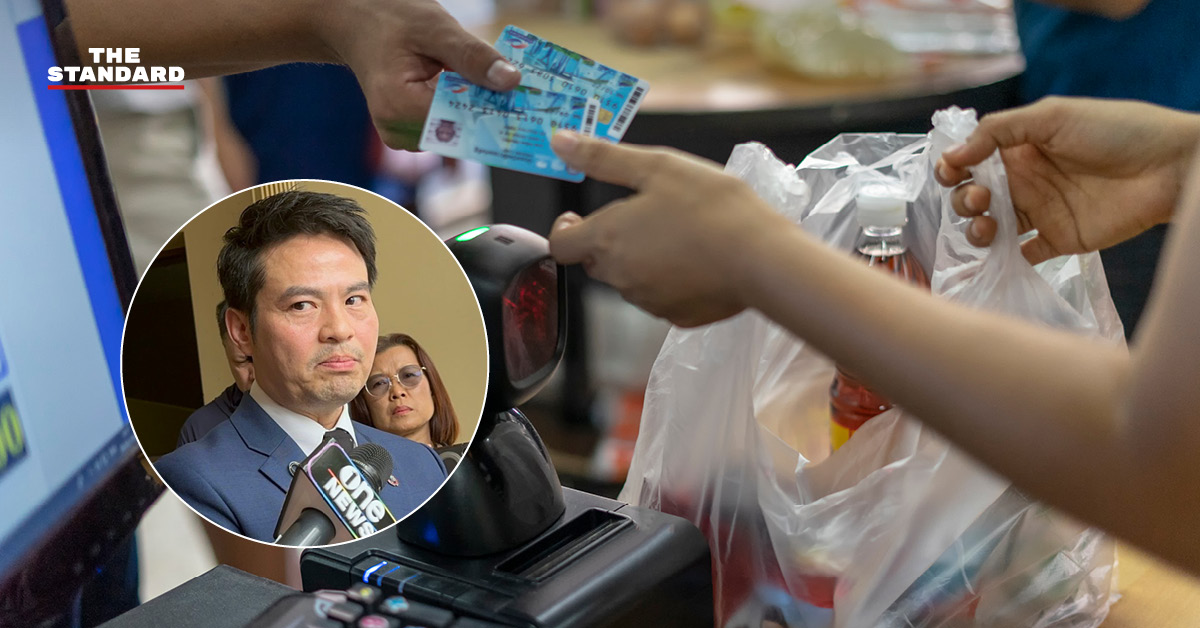 ภราดร ปริศนานันทกุล รัฐมนตรีประจำสำนักนายกรัฐมนตรี กำลังให้สัมภาษณ์