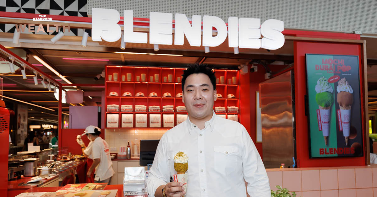 ภาพเจลาโต Blendies ในโคนวาฟเฟิลที่ลูกค้าถืออยู่
