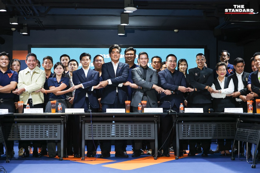 ภาพกลุ่ม ส.ก. 37 คน ลงนามข้อตกลงสนับสนุนประธานและรองประธานสภา กทม. 1