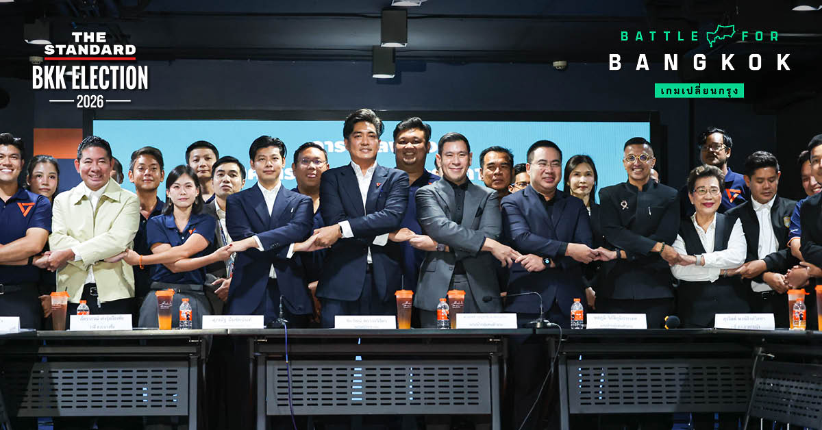 ภาพกลุ่ม ส.ก. 37 คน ลงนามข้อตกลงสนับสนุนประธานและรองประธานสภา กทม.