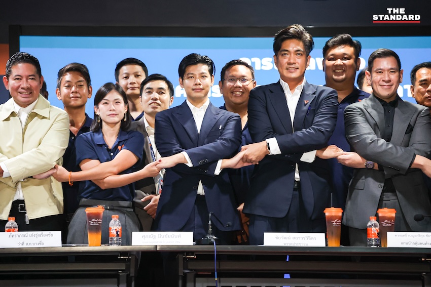 ภาพกลุ่ม ส.ก. 37 คน ลงนามข้อตกลงสนับสนุนประธานและรองประธานสภา กทม. 10