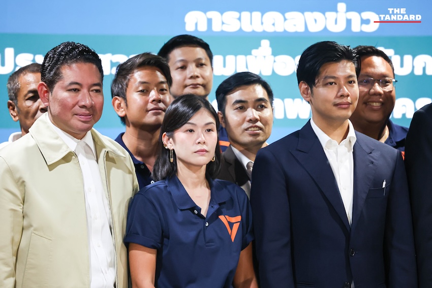 ภาพกลุ่ม ส.ก. 37 คน ลงนามข้อตกลงสนับสนุนประธานและรองประธานสภา กทม. 7