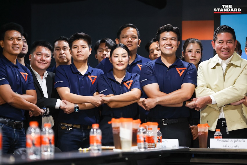 ภาพกลุ่ม ส.ก. 37 คน ลงนามข้อตกลงสนับสนุนประธานและรองประธานสภา กทม. 9