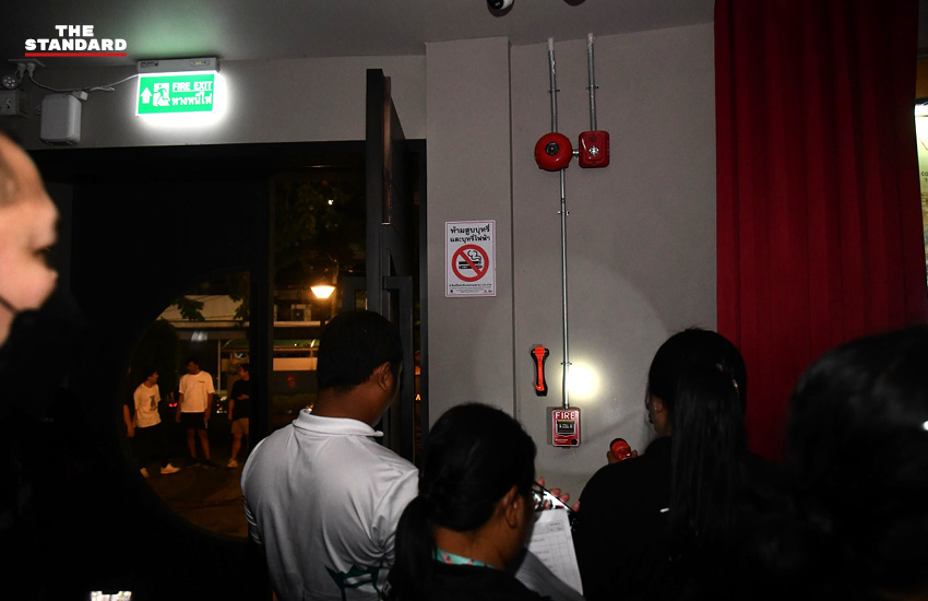 เจ้าหน้าที่ กทม. และตำรวจ ลงพื้นที่ตรวจสอบสถานบันเทิงย่านวัฒนา เพื่อกำกับดูแลมาตรการความปลอดภัย 4