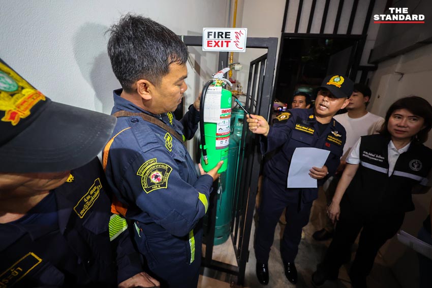 ชัชชาติ สิทธิพันธุ์ ผู้ว่าฯ กทม. และ พล.ต.อ.ธัชชัย ปิตะนีละบุตร รอง ผบ.ตร. ลงพื้นที่ตรวจสถานบริการย่านทองหล่อ-เอกมัย 1