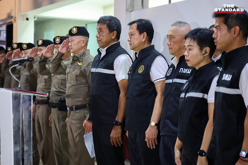ชัชชาติ สิทธิพันธุ์ ผู้ว่าฯ กทม. และ พล.ต.อ.ธัชชัย ปิตะนีละบุตร รอง ผบ.ตร. ลงพื้นที่ตรวจสถานบริการย่านทองหล่อ-เอกมัย 3