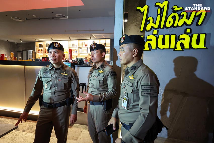 ชัชชาติ สิทธิพันธุ์ ผู้ว่าฯ กทม. และ พล.ต.อ.ธัชชัย ปิตะนีละบุตร รอง ผบ.ตร. ลงพื้นที่ตรวจสถานบริการย่านทองหล่อ-เอกมัย 4