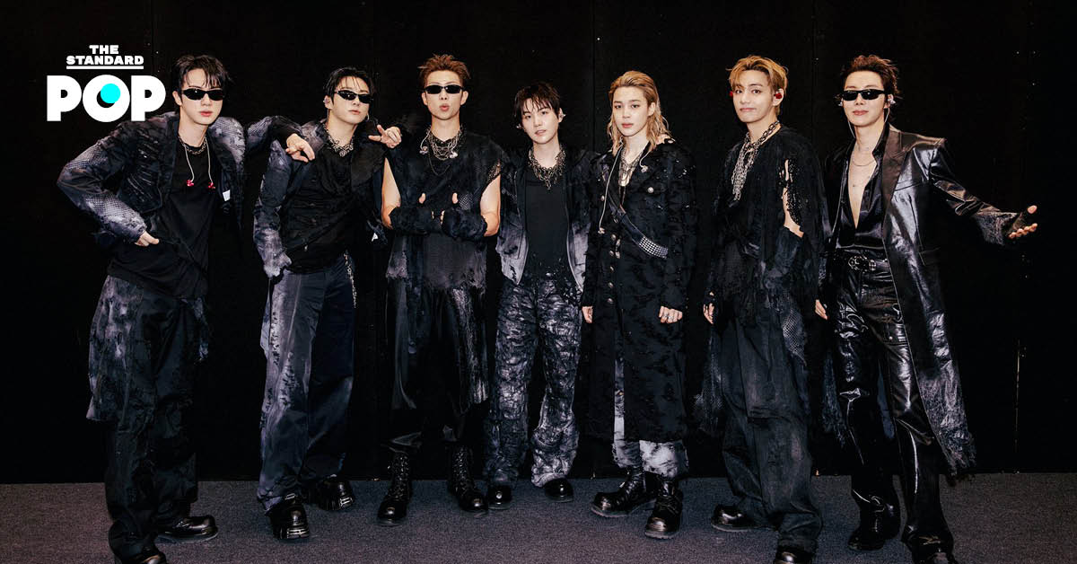 ภาพวง BTS กำลังแสดงคอนเสิร์ตบนเวทีในสนามกีฬาขนาดใหญ่