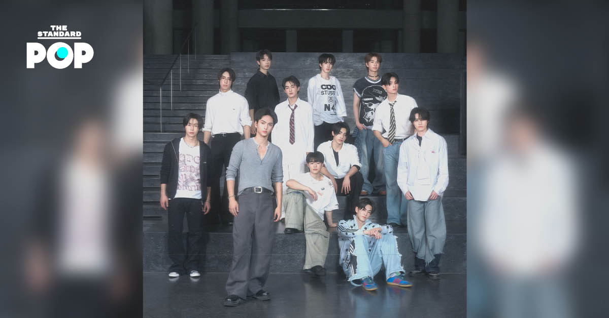 สมาชิกวง BUS ในชุดเสื้อผ้าสีสันสดใสกำลังโพสท่า