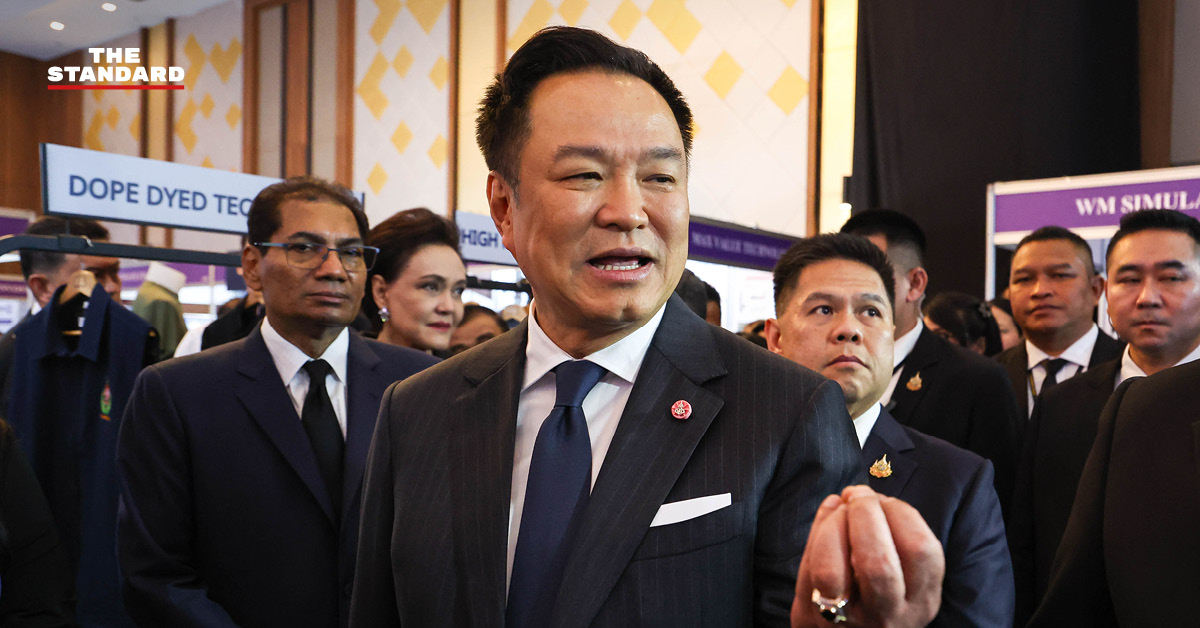 อนุทิน ชาญวีรกูล กำลังให้สัมภาษณ์สื่อมวลชน
