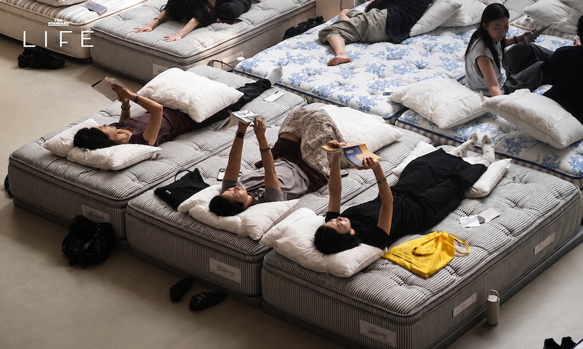 ผู้คนนอนพักผ่อนบนที่นอนในพื้นที่จัดงาน Ceiling Service ที่กรุงโซล 3