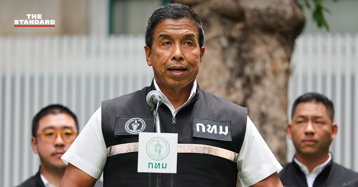 ภาพ ชัชชาติ สิทธิพันธุ์ ผู้ว่าราชการกรุงเทพมหานคร กำลังให้สัมภาษณ์สื่อมวลชน