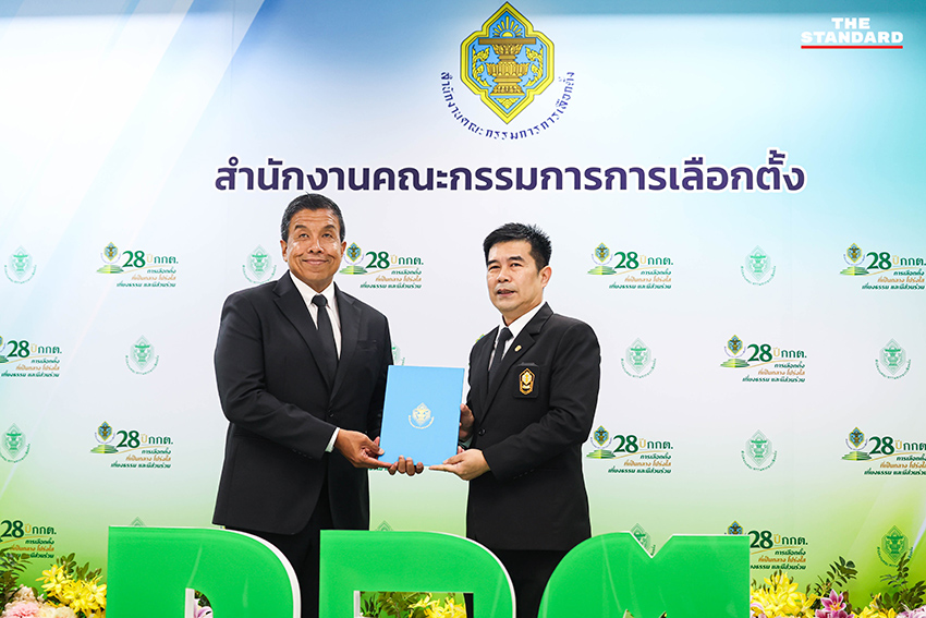 ชัชชาติ สิทธิพันธุ์ รับหนังสือรับรองผลการเลือกตั้งผู้ว่าฯ กทม. จาก กกต. 1