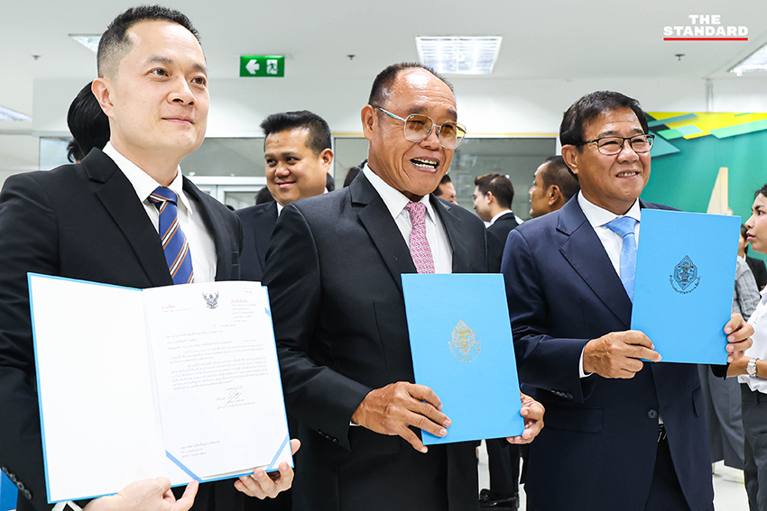 ชัชชาติ สิทธิพันธุ์ รับหนังสือรับรองผลการเลือกตั้งผู้ว่าฯ กทม. จาก กกต. 10