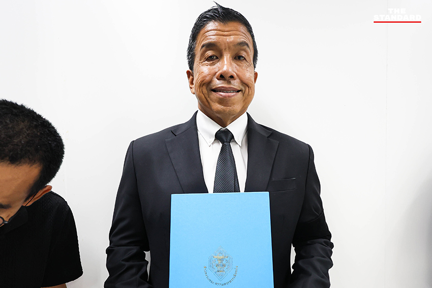 ชัชชาติ สิทธิพันธุ์ รับหนังสือรับรองผลการเลือกตั้งผู้ว่าฯ กทม. จาก กกต. 12