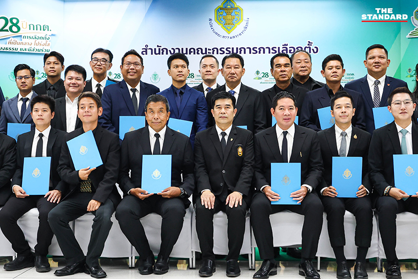 ชัชชาติ สิทธิพันธุ์ รับหนังสือรับรองผลการเลือกตั้งผู้ว่าฯ กทม. จาก กกต. 2