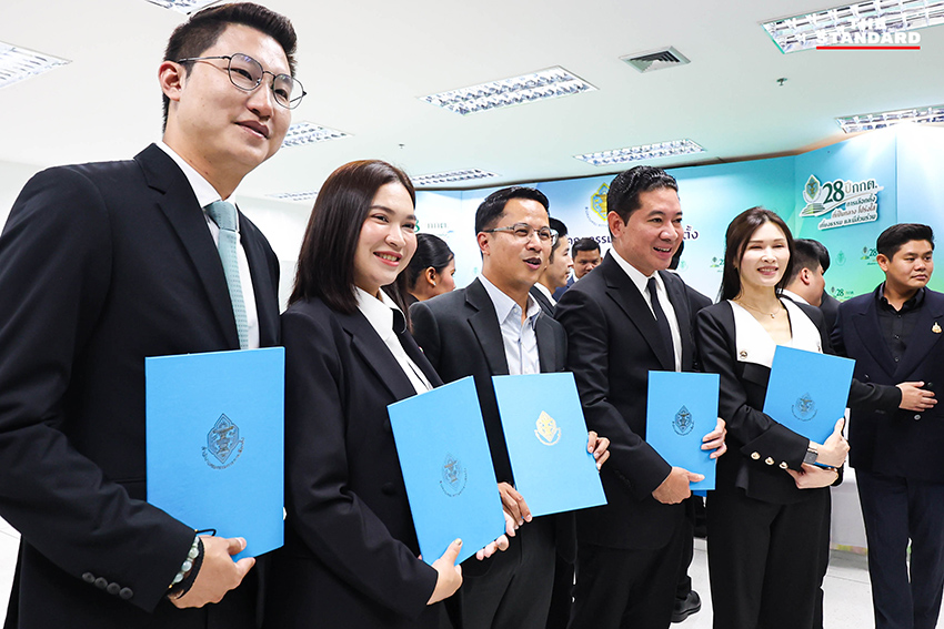 ชัชชาติ สิทธิพันธุ์ รับหนังสือรับรองผลการเลือกตั้งผู้ว่าฯ กทม. จาก กกต. 4