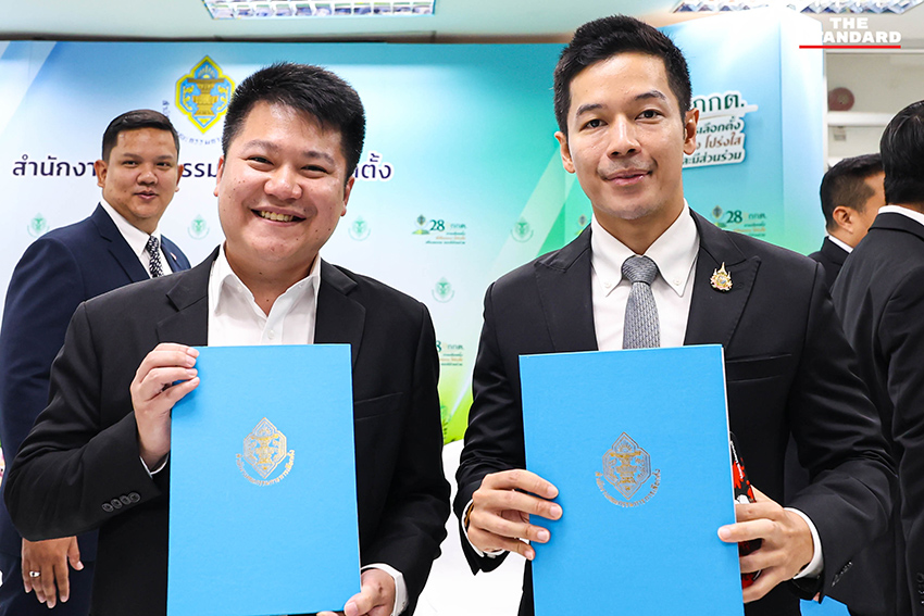 ชัชชาติ สิทธิพันธุ์ รับหนังสือรับรองผลการเลือกตั้งผู้ว่าฯ กทม. จาก กกต. 9