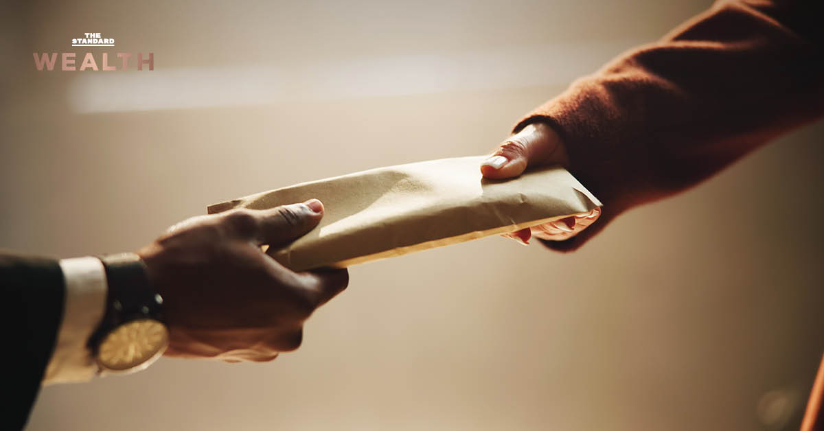 ภาพมือยื่นซองเงินสินบนในสำนักงาน สื่อถึงการทุจริตและเงินผิดกฎหมาย