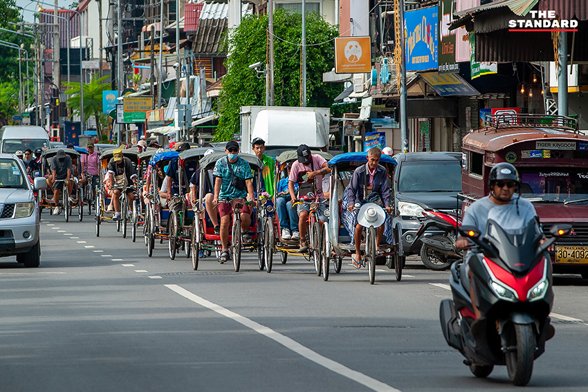 สามล้อถีบพร้อมนักท่องเที่ยวปั่นชมเมืองเก่าเชียงใหม่ บริเวณประตูท่าแพ 2