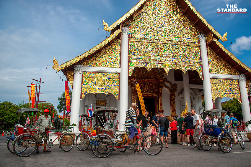 สามล้อถีบพร้อมนักท่องเที่ยวปั่นชมเมืองเก่าเชียงใหม่ บริเวณประตูท่าแพ 5