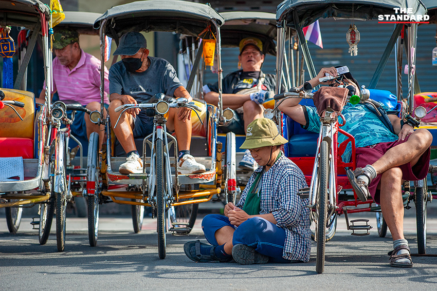 สามล้อถีบพร้อมนักท่องเที่ยวปั่นชมเมืองเก่าเชียงใหม่ บริเวณประตูท่าแพ 6