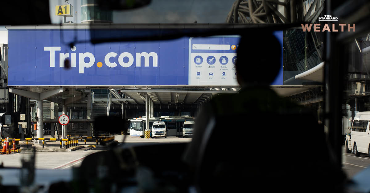 ภาพกราฟิกแสดงโลโก้ Trip.com และข้อความเกี่ยวกับการถูกจีนปรับข้อหาผูกขาด