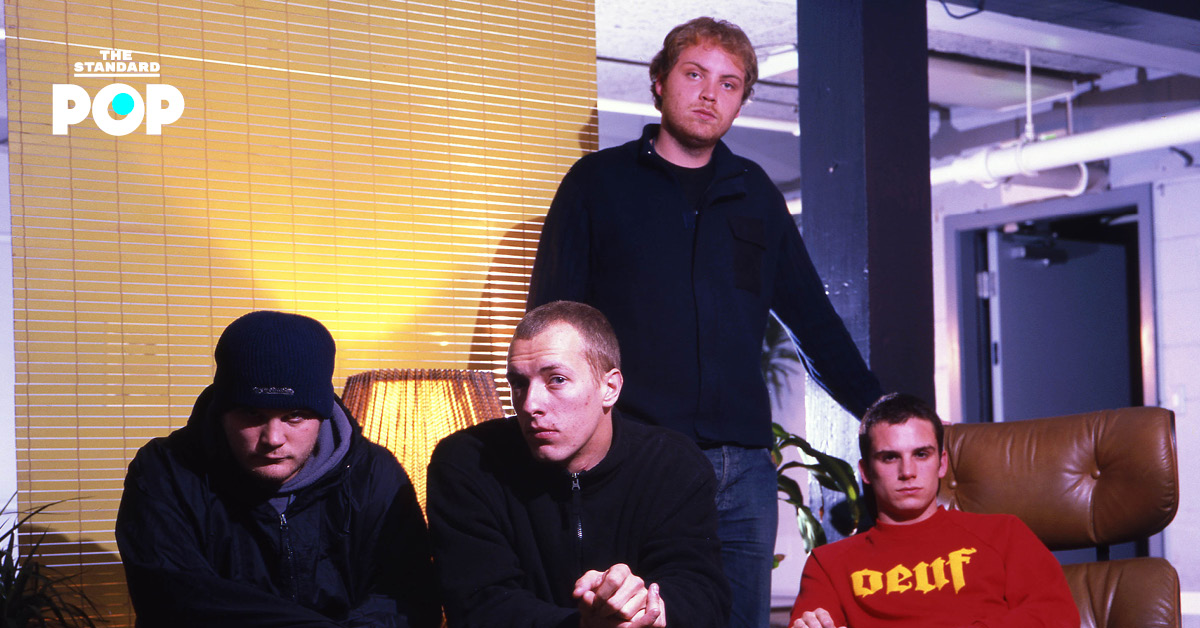 ภาพ Chris Martin นักร้องนำวง Coldplay กำลังแสดงสดบนเวที