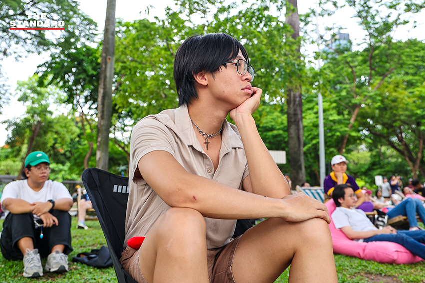 ผู้คนนั่งเงียบๆ ในสวนสาธารณะระหว่างกิจกรรม 'นั่งเฉยๆ ไม่ทำอะไรเลย' 10