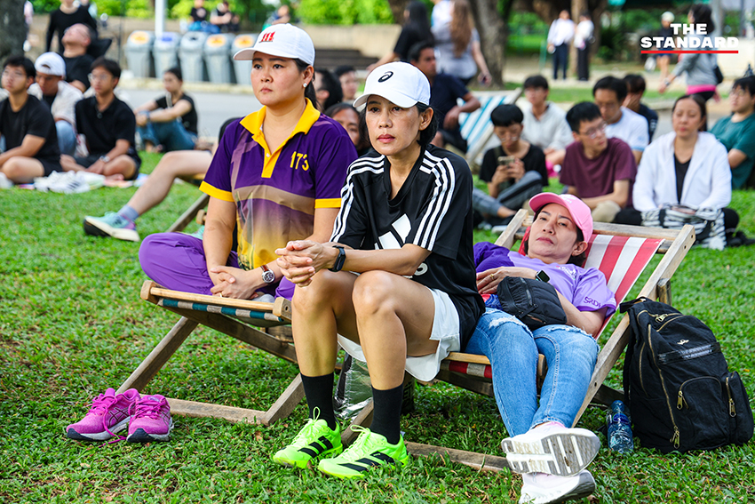 ผู้คนนั่งเงียบๆ ในสวนสาธารณะระหว่างกิจกรรม 'นั่งเฉยๆ ไม่ทำอะไรเลย' 11