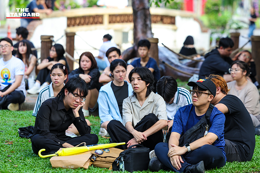 ผู้คนนั่งเงียบๆ ในสวนสาธารณะระหว่างกิจกรรม 'นั่งเฉยๆ ไม่ทำอะไรเลย' 12