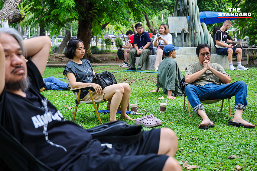 ผู้คนนั่งเงียบๆ ในสวนสาธารณะระหว่างกิจกรรม 'นั่งเฉยๆ ไม่ทำอะไรเลย' 13