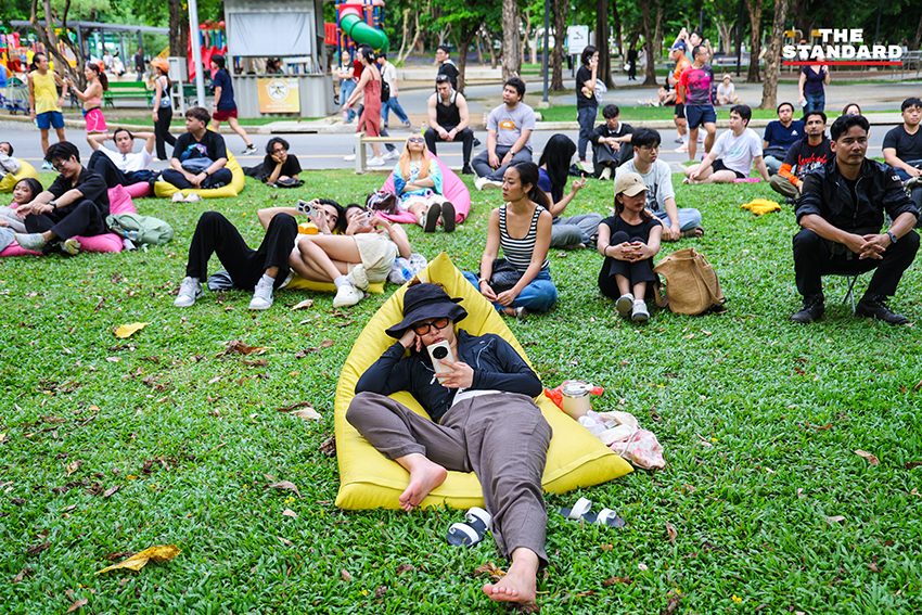 ผู้คนนั่งเงียบๆ ในสวนสาธารณะระหว่างกิจกรรม 'นั่งเฉยๆ ไม่ทำอะไรเลย' 15