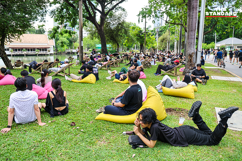 ผู้คนนั่งเงียบๆ ในสวนสาธารณะระหว่างกิจกรรม 'นั่งเฉยๆ ไม่ทำอะไรเลย' 16