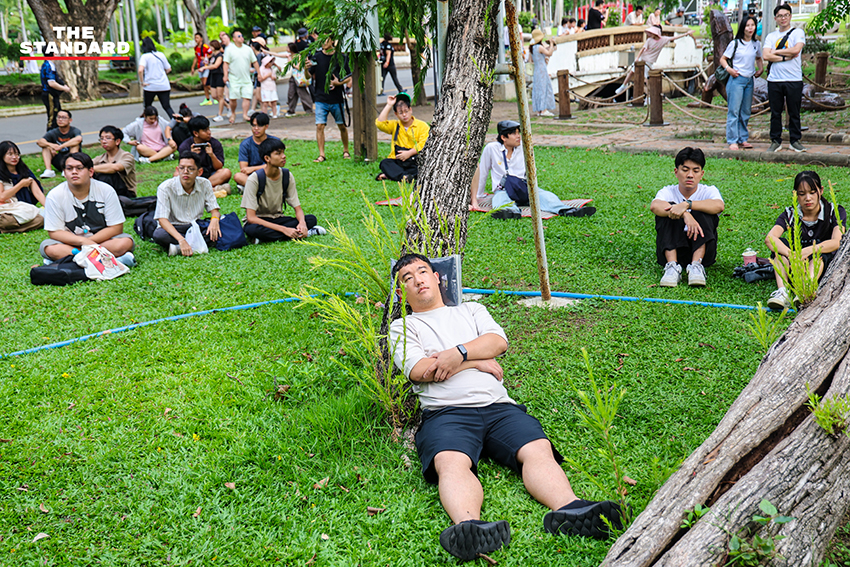 ผู้คนนั่งเงียบๆ ในสวนสาธารณะระหว่างกิจกรรม 'นั่งเฉยๆ ไม่ทำอะไรเลย' 5