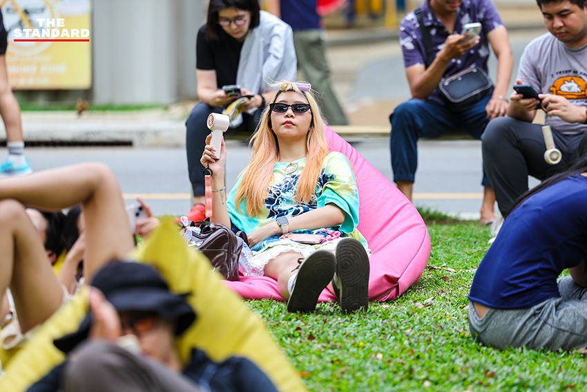 ผู้คนนั่งเงียบๆ ในสวนสาธารณะระหว่างกิจกรรม 'นั่งเฉยๆ ไม่ทำอะไรเลย' 7