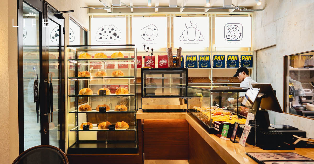 ภาพรวมของร้าน CRUNCH x Pan Bagels ที่ย่านสาทร แสดงขนมปังซาวโดวจ์และเบเกิล