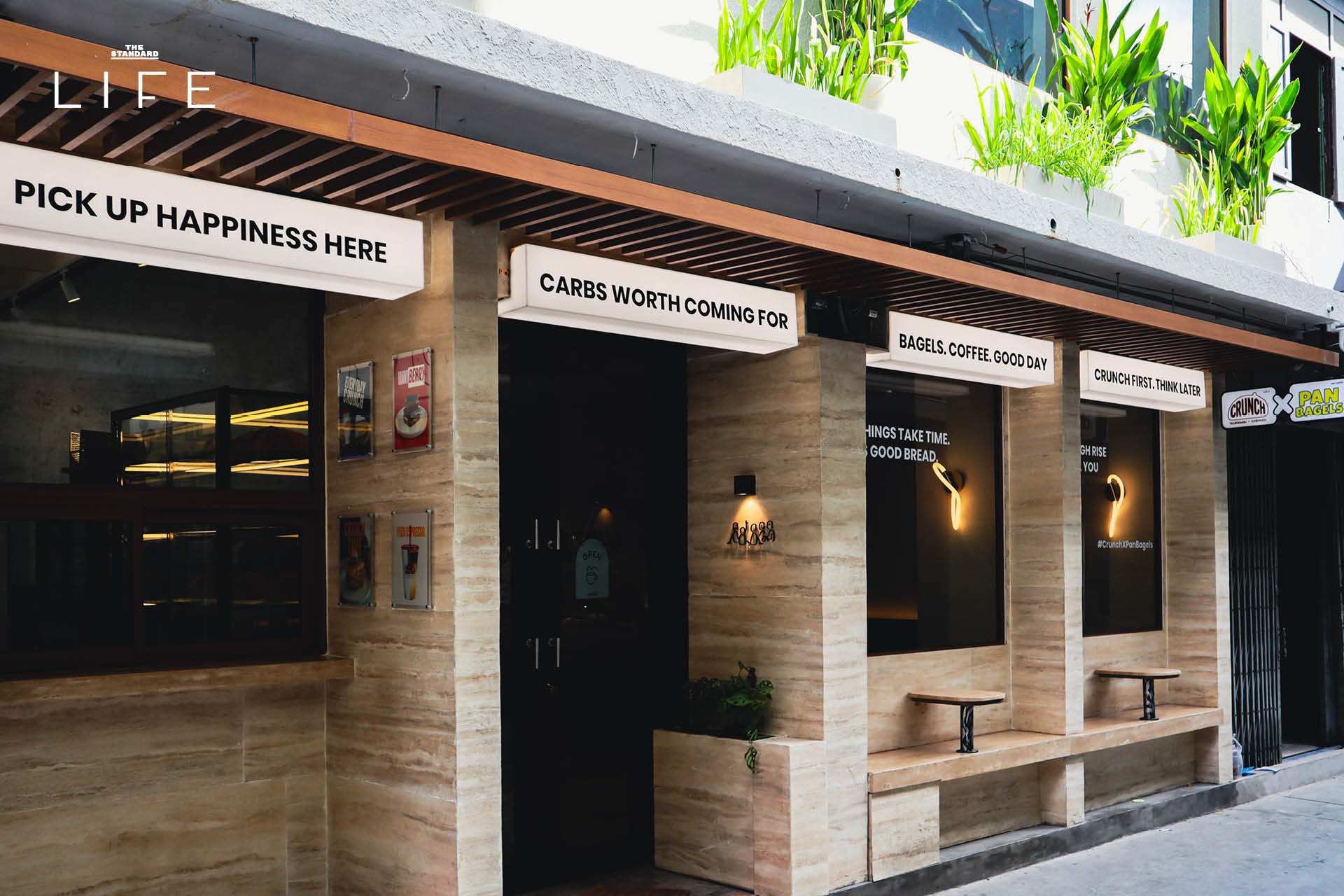 ภาพรวมของร้าน CRUNCH x Pan Bagels ที่ย่านสาทร แสดงขนมปังซาวโดวจ์และเบเกิล 1