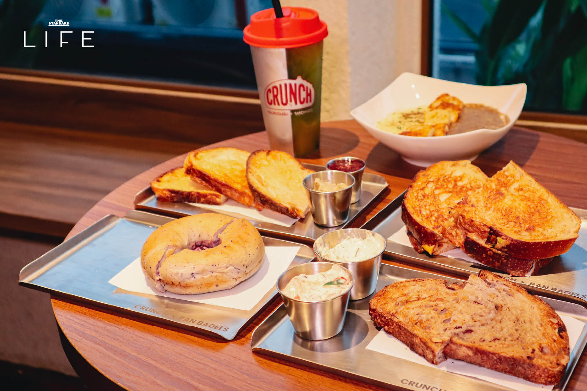 ภาพรวมของร้าน CRUNCH x Pan Bagels ที่ย่านสาทร แสดงขนมปังซาวโดวจ์และเบเกิล 10