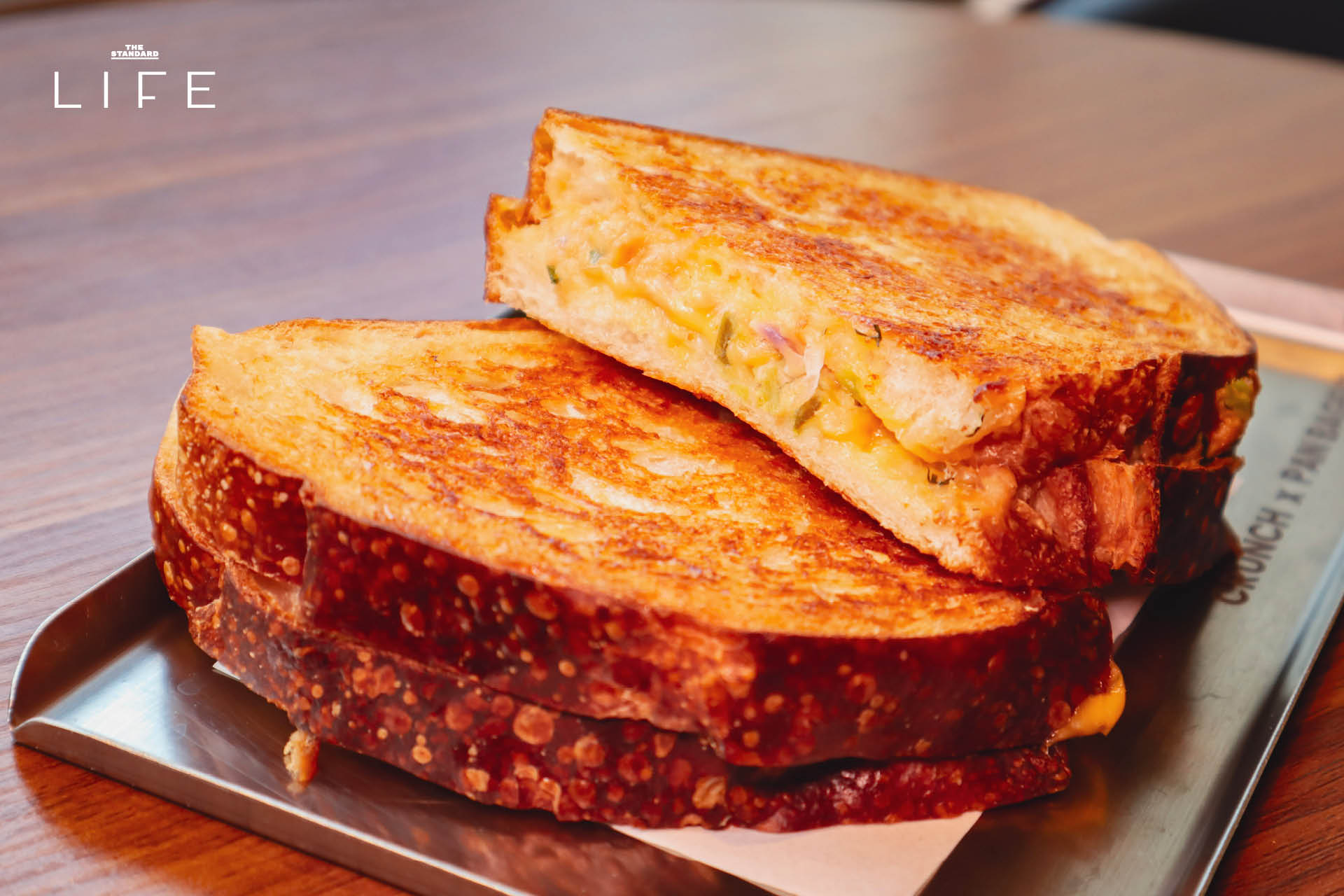 ภาพรวมของร้าน CRUNCH x Pan Bagels ที่ย่านสาทร แสดงขนมปังซาวโดวจ์และเบเกิล 12