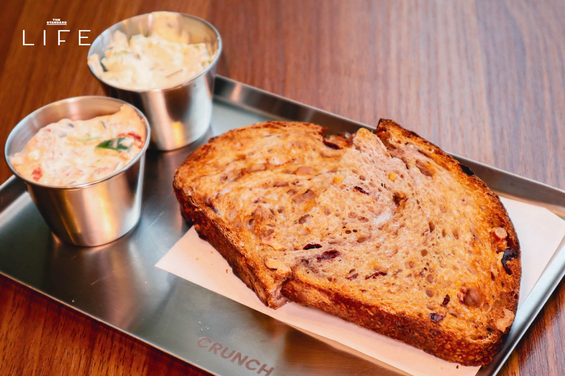 ภาพรวมของร้าน CRUNCH x Pan Bagels ที่ย่านสาทร แสดงขนมปังซาวโดวจ์และเบเกิล 13