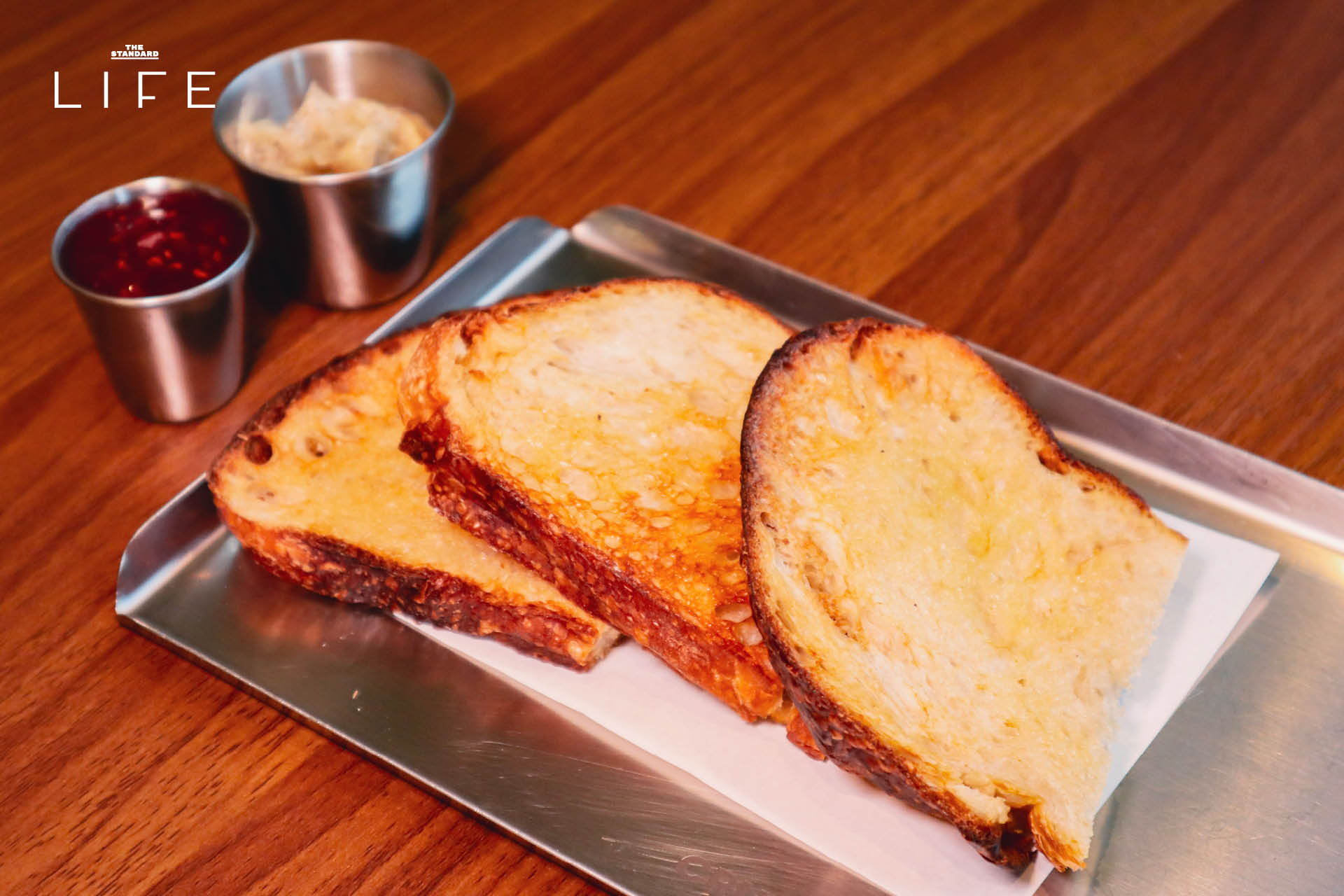 ภาพรวมของร้าน CRUNCH x Pan Bagels ที่ย่านสาทร แสดงขนมปังซาวโดวจ์และเบเกิล 15