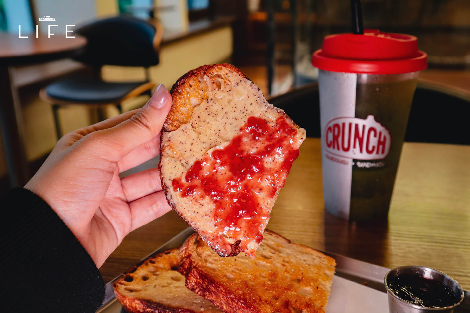 ภาพรวมของร้าน CRUNCH x Pan Bagels ที่ย่านสาทร แสดงขนมปังซาวโดวจ์และเบเกิล 16
