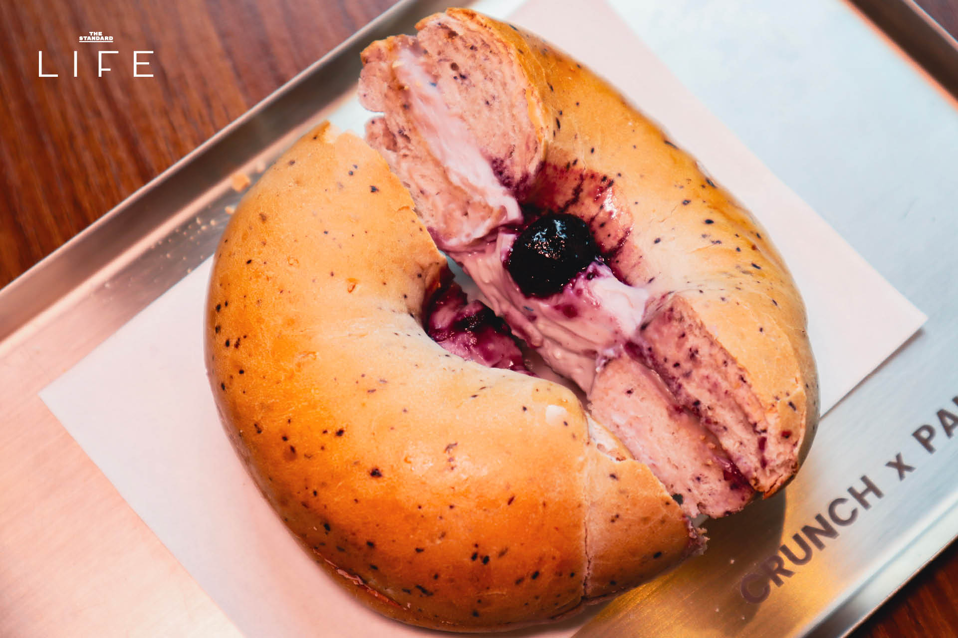 ภาพรวมของร้าน CRUNCH x Pan Bagels ที่ย่านสาทร แสดงขนมปังซาวโดวจ์และเบเกิล 17