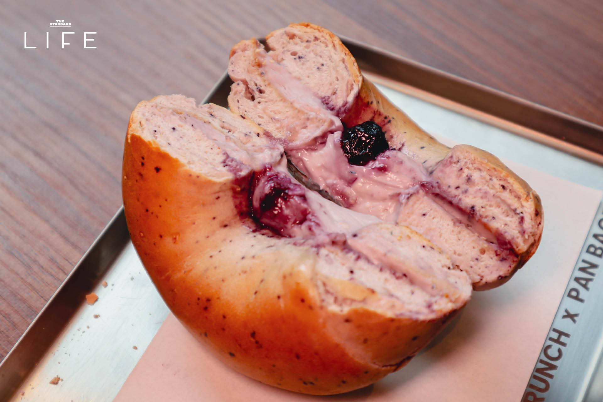 ภาพรวมของร้าน CRUNCH x Pan Bagels ที่ย่านสาทร แสดงขนมปังซาวโดวจ์และเบเกิล 18