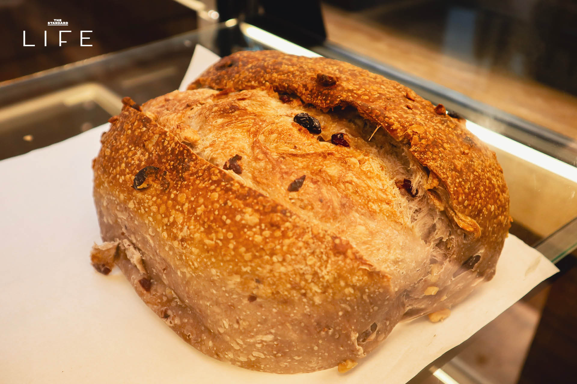 ภาพรวมของร้าน CRUNCH x Pan Bagels ที่ย่านสาทร แสดงขนมปังซาวโดวจ์และเบเกิล 19