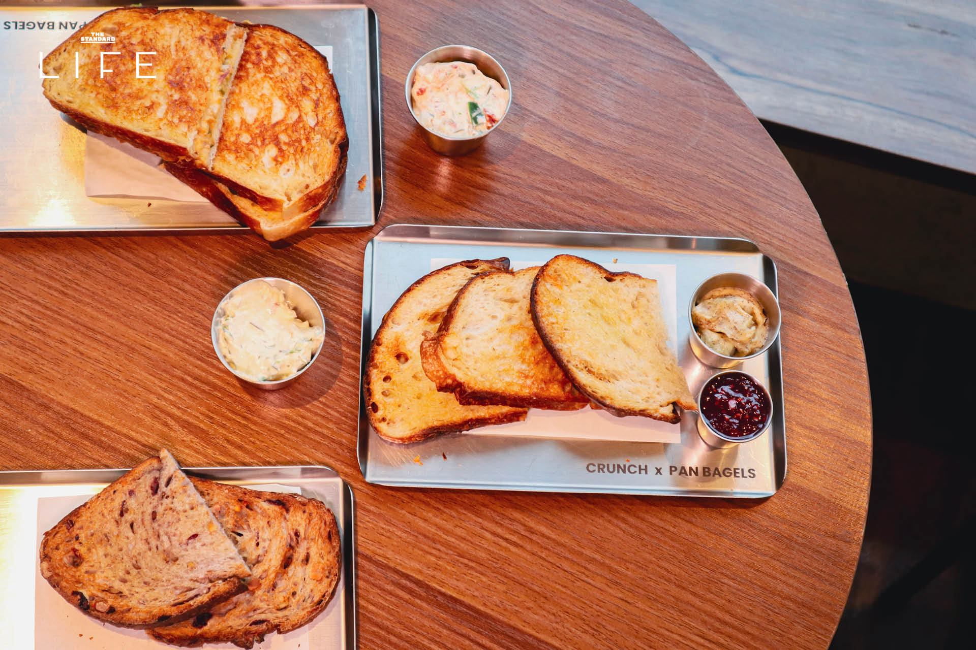 ภาพรวมของร้าน CRUNCH x Pan Bagels ที่ย่านสาทร แสดงขนมปังซาวโดวจ์และเบเกิล 2