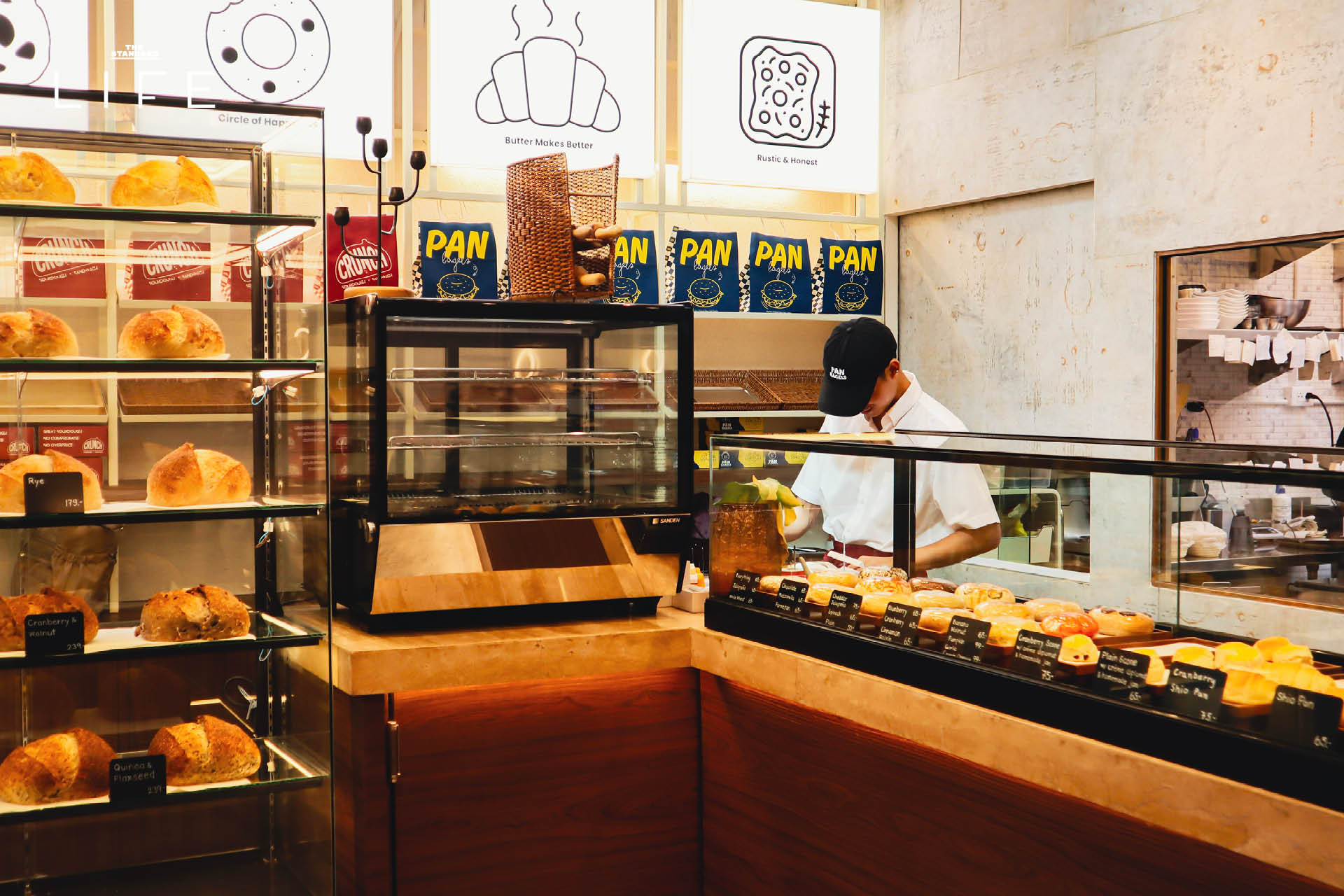 ภาพรวมของร้าน CRUNCH x Pan Bagels ที่ย่านสาทร แสดงขนมปังซาวโดวจ์และเบเกิล 3