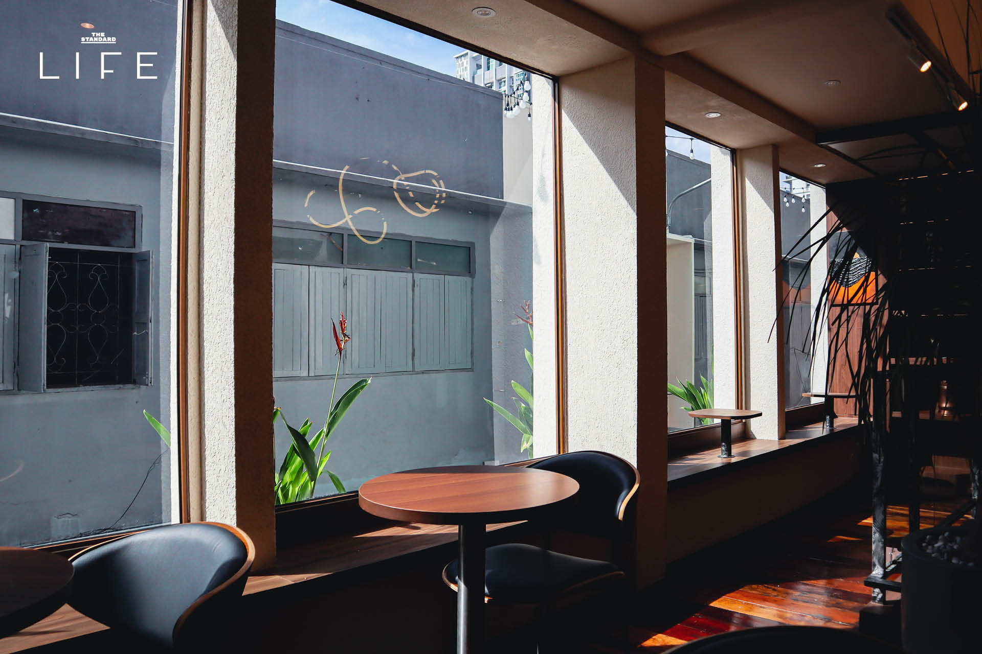 ภาพรวมของร้าน CRUNCH x Pan Bagels ที่ย่านสาทร แสดงขนมปังซาวโดวจ์และเบเกิล 4