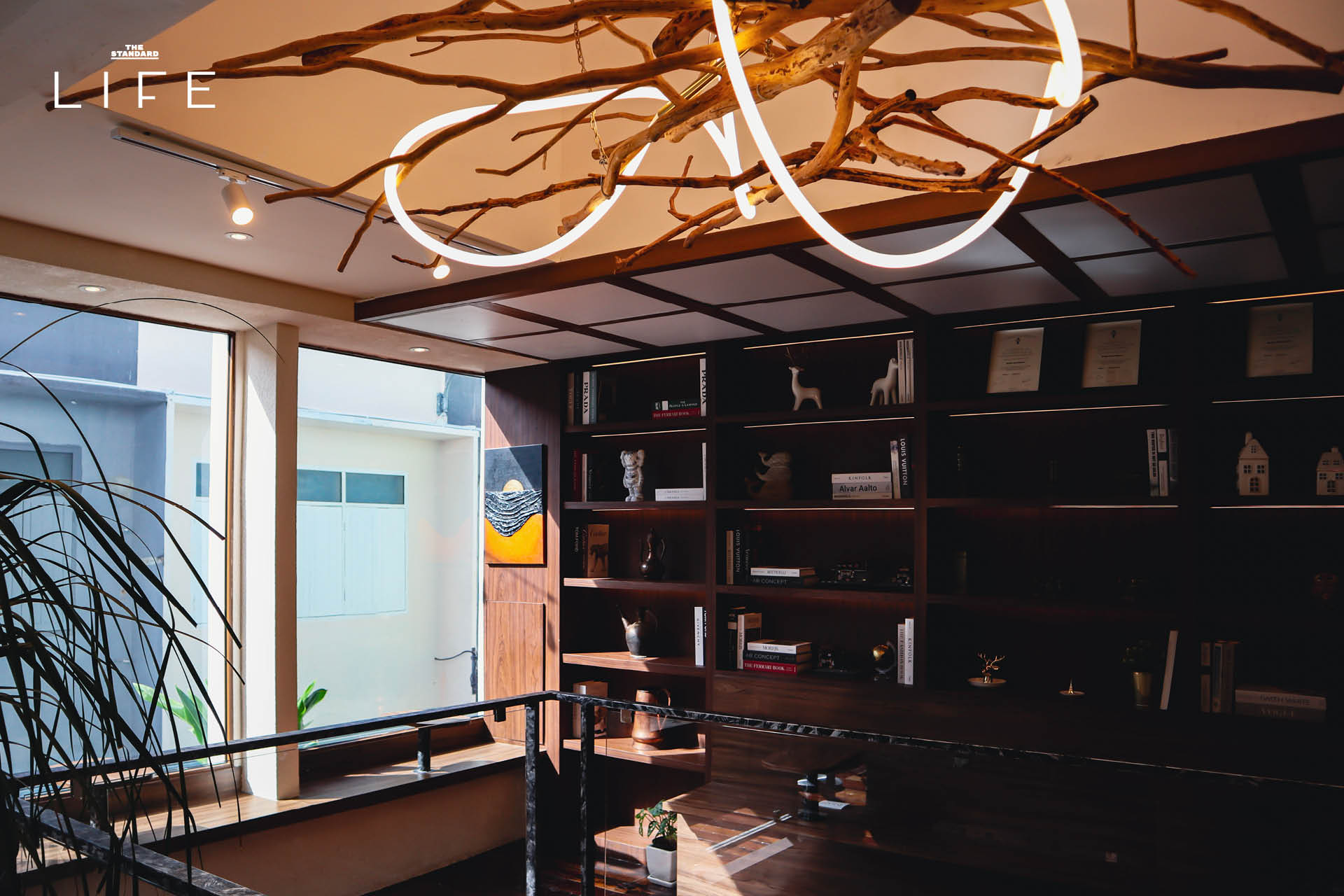 ภาพรวมของร้าน CRUNCH x Pan Bagels ที่ย่านสาทร แสดงขนมปังซาวโดวจ์และเบเกิล 5